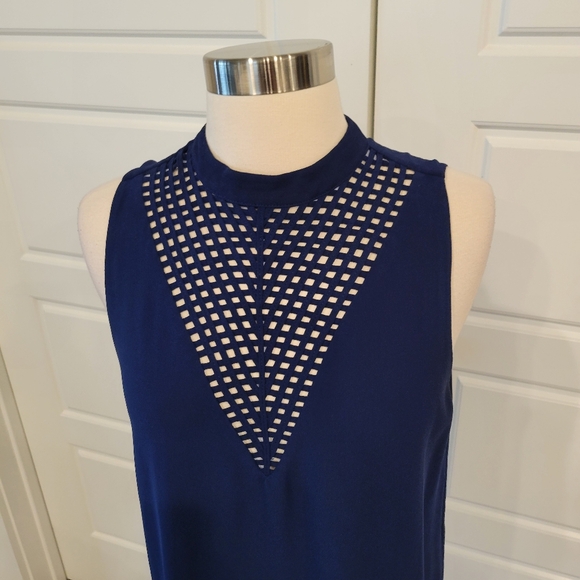 MAETTE WOMEN'S BLUE SLEEVELESS V NECK DESIGN TOP SIZE LARGE - Picture 6 of 10